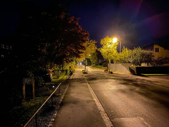 Nachtaufnahme einer Strasse mit Laterne