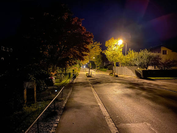 Eine rauschfreie, freihändige Nachtaufnahme: Das schafft keine konventionelle Kamera (aufgenommen mit iPhone 11 Pro Max) Nachtaufnahme einer Strasse mit Laterne