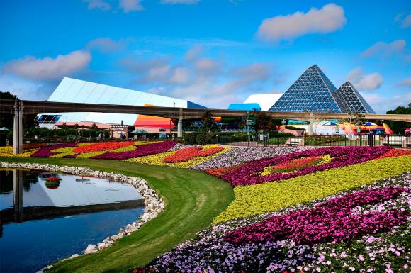Doch auch die Farbgebung ist nur ein Schritt in der RAW-Verarbeitung Foto eines Parks mit Blumen und leuchtenden Farben sowie stärkeren Kontrasten