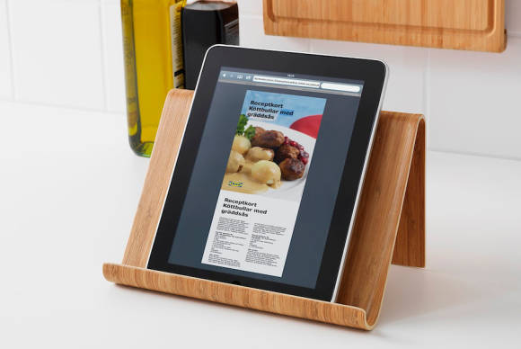 Ein Tablet-Halter verbessert die Ergonomie enorm und verhindert auch Saucenschäden Foto des Tablet-Halters Vivalla von Ikea