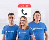 Drei Personen in einem blauen Hostpoint-T-Shirt 