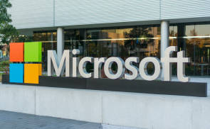 Die 3D-Plastik des Microsoft-Schriftzugs vor einem Gebäude 