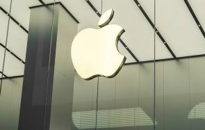 Apple-Logo an einem Gebäude 