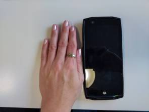 Die Hand der Autorin neben dem Smartphone