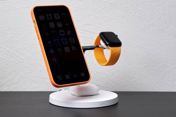 Die Belkin-Ladestation ist genauso praktisch, wie sie aussieht Die Ladestation ist mit einem iPhone, einer Apple Watch und den AirPods voll bestückt