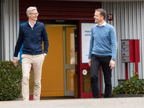 Thomas Schoch und Martin Lorenz vor einem Gebäude 