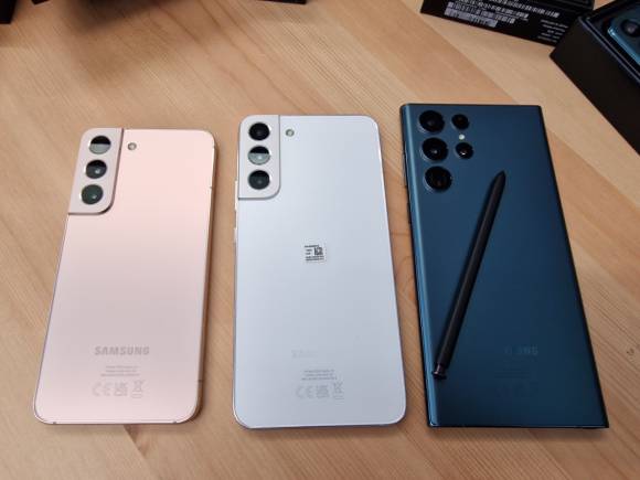 Drei neue Galaxy S22 Phones in Rosa, Grau und Schwarz 