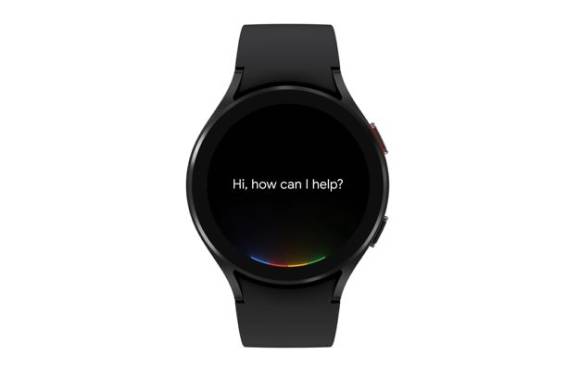 Eine Smartwatch zeigt auf dem Display den englischen Text "Hi, how can I help?" 