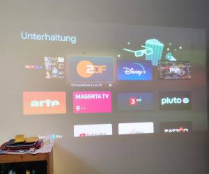Projiziertes Bild zeigt eine Auswahl installierbarer Android-TV-Apps