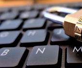 Vorhängeschloss liegt auf PC-Tastatur