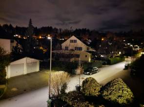 Nachtaufnahme eines Wohnhauses