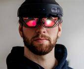 Lukas Roder trägt eine Augmented-Reality-Brille