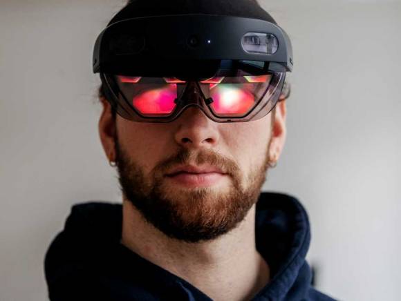 Lukas Roder trägt eine Augmented-Reality-Brille 