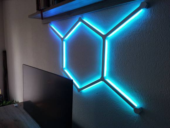 montierte Nanoleaf-Lines, leuchten blau