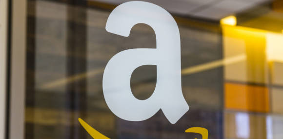 Amazon-Logo auf einer Glasscheibe 