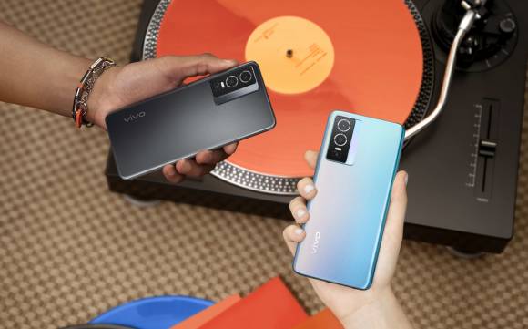 Das Vivo Y76 5G in Dunkelgrau und Hellblau 