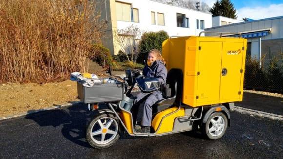 Postbotin auf Cargo-Roller DXC 