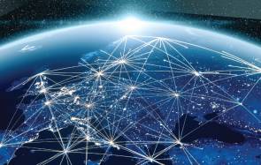 Linien über Europa symbolisieren Datenverkehr 