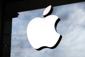 Apple-Logo an einem Ladenfenster 