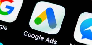 Google-Ads-Symbol auf einem Smartphone 