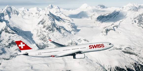 Ein Swiss-Flugzeug über den Alpen 