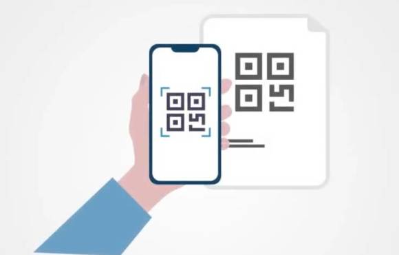 Symbolbild zeigt Hand mit Smartphone, einen QR-Code scannend 