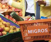 Migros-Einkaufs-Korb und Obst im Hintergrund