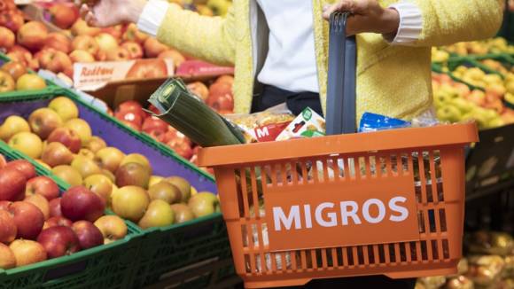 Migros-Einkaufs-Korb und Obst im Hintergrund 