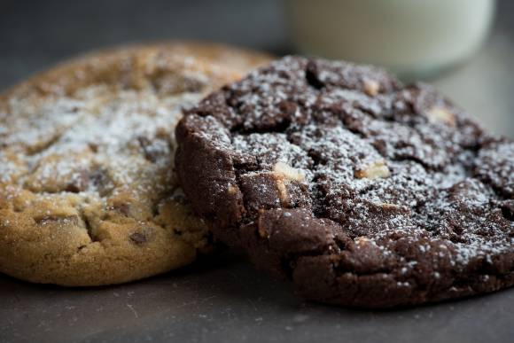 Zwei gebackene "Cookies" (Kekse) 