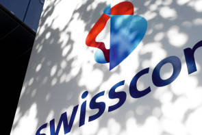 Swisscom-Logo an einer Gebäudewand 