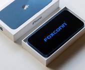 iPhone mit Foxconn-Logo auf dem Display