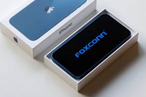 iPhone mit Foxconn-Logo auf dem Display 