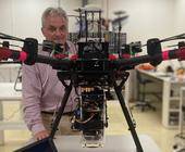 UniSA-Professor Anthony Finn mit einer potenziell gefährlichen Drohne
