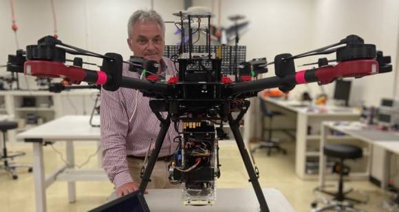 UniSA-Professor Anthony Finn mit einer potenziell gefährlichen Drohne 