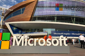 Messegebäude mit Microsoft-Firmenlogo 