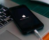 Ein iPhone an einem Ladekabel