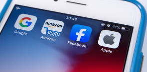 GAFA, die Verknüpfungen von Google, Amazon, Facebook und Apple auf einem iPhone 