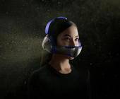 Eine Frau trägt das futuristische Dyson-Headset