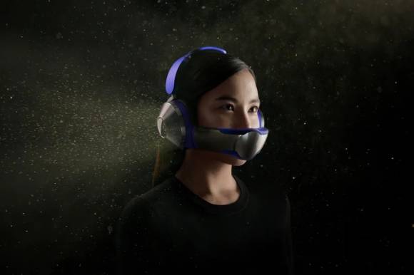 Eine Frau trägt das futuristische Dyson-Headset 