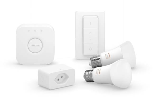 Starter-Kits wie dieses gibt es bei Hue immer, oft auch in Aktion Das Foto zeigt ein Starterkit von Philips Hue mit Leuchtmitteln und Zubehör