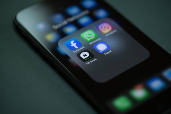Smartphone mit Threema und anderen Social Apps 