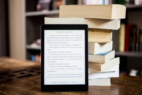 E-Book-Reader mit Taschenbüchern 