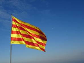 Die katalanische Flagge ist gelb-rot gestreift 
