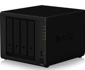 Das Bild zeigt einen Netzwerkspeicher von Synology mit Platz für vier Festplatten