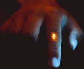 Ein Miniatur-Display auf einem Zeigefinger zeigt einen leuchtenden Tannenbaum