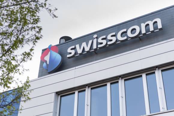 Gebäude mit Swisscom-Logo 