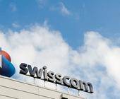 Swisscom-Schriftzug auf einem Gebäudedach