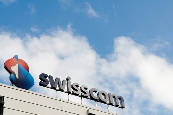 Swisscom-Schriftzug auf einem Gebäudedach 
