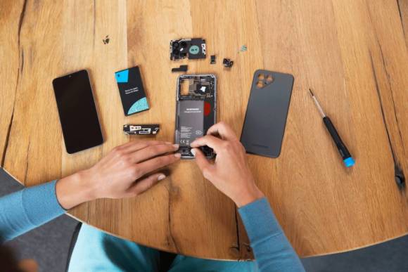 Teile des auseinander genommenen Fairphone liegen auf einem Tisch