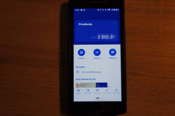 Foto eines Smartphones mit der ZKB-App